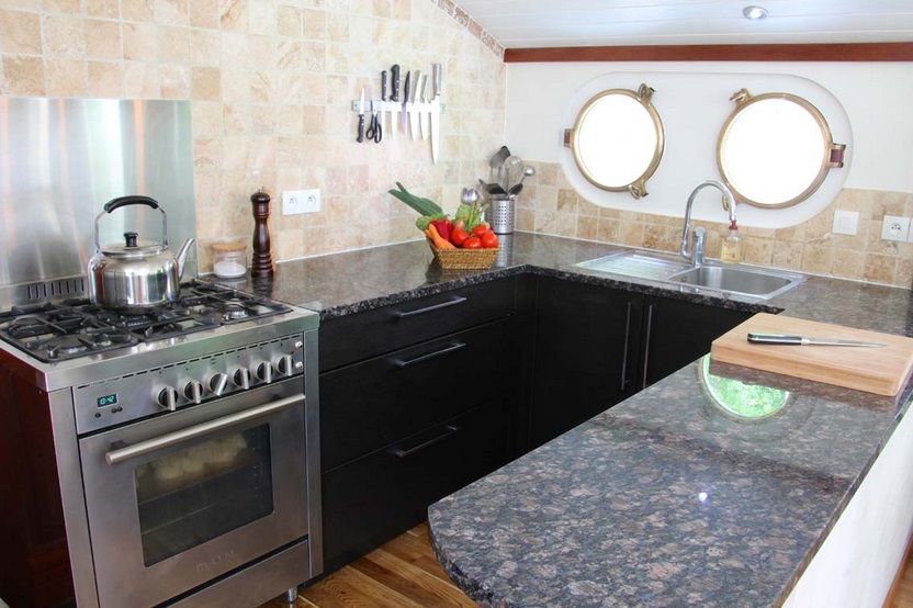 La cocina del buque está abierta para que pueda ver como trabaja el excepcional chef que tenemos a bordo CRUCEROS FLUVIALES ENCHANTE CANALES DE FRANCIA CRUCEROS EN FAMILIA BARCOS PRIVADOS CRUCEROS BARCOS PEQUEÑOS CRUCEROS FLUVIALES DE LUJO CRUCEROS ALQUILER CHARTER FAMILIAS GRUPOS GASTRONOMIA DE ALTO NIVEL GASTRONOMIA DE LUJO